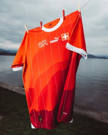 La selecci¨®n helv¨¦tica luce la marca Puma, que ha optado por un dise?o innovador en el que el rojo se presenta en diferentes tonalidades para representar a los Alpes. Crnogorcevic o Lehmann son algunas de las estrellas suizas que la vestir¨¢n.