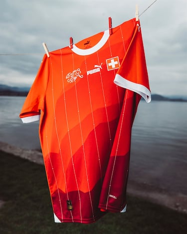 La selección helvética luce la marca Puma, que ha optado por un diseño innovador en el que el rojo se presenta en diferentes tonalidades para representar a los Alpes. Crnogorcevic o Lehmann son algunas de las estrellas suizas que la vestirán.