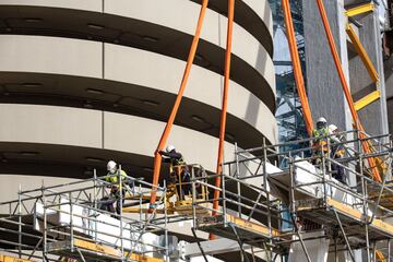 Así avanzan las obras remodelación y modernización del Santiago Bernabéu. Ni las lluvias de elevada intensidad caídas en la capital ni los efectos de la DANA climatológica que están afectando a toda España han frenado el ritmo de las obras cuya finalización está prevista para principio del mes de octubre de 2022, aunque es factible que la finalización de la reforma finalice unos meses antes de lo previsto.