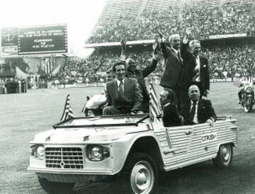 Actos conmemorativos del 75 aniversario del Atlético de Madrid 1903-1978. Baño de gloria, Helenio Herrera, Ben Barek, Silva, Carlsson y el que fuera entrenador rojiblanco, el brasileño Otto Bumbel.