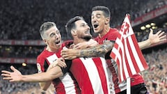 Aduriz, abrazado por Muniain y Berchiche.