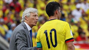 José Pékerman junto a James Rodríguez en el empate sin goles ante Chile