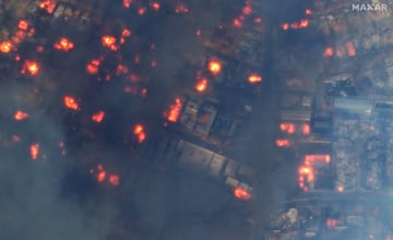 Imagen satelital Maxar DURING de viviendas y un vecindario en llamas a lo largo de Alltadena Drive en Altadena, California. 