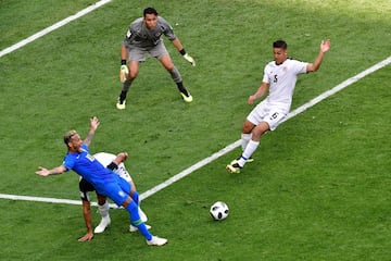 Neymar cayó dentro del área y el colegiado pitó penalti. Pero el VAR contradijo la palabra del arbitro pudiéndose ver que Neymar se tiró.