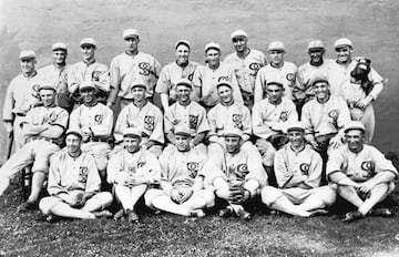 El escándalo de Black Sox involucraba a ocho jugadores de los Chicago White Sox, que fueron acusados de amañar partidos en la World series de 1919, que perdió ante los Reds de Cincinnati. Los jugadores fueron llamados a juicio, pero el comisario Kenesaw Mountain Landis les suspendió de por vida en 1921. 