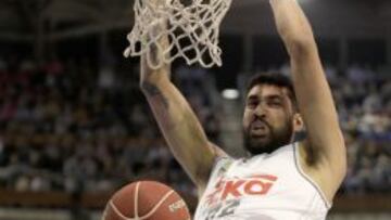 Augusto Lima machaca el aro del Laboral Kutxa en la última Copa.