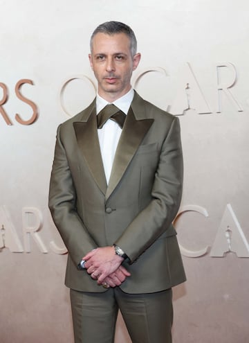 Jeremy Strong posa en la alfombra roja del Dolby Theatre.