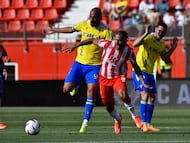 ALMERÍA, 25/05/2024.- El delanero del UD Almería Luis Suárez disputa un balón con el defensa del Cadiz C.F. Fali durante el partido de la jornada 38 de LaLiga EA Sports que Almería y Cádiz disputan este sábado en el Power Horse Stadium de Almería. EFE / Carlos Barba