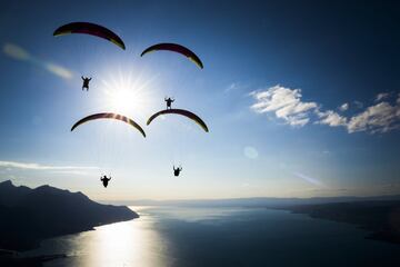 Paracaidistas vuelan sobre el lago Geneva en Suiza durante una exhibici¨®n de "Acro Show".