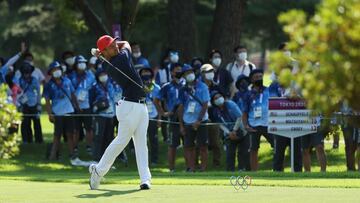KAWAGOE, JAPAN - AUGUST 01: Xander Schauffele of Team United States plays his shot from the 14th tee during the final round of the Men's Individual Stroke Play on day nine of the Tokyo 2020 Olympic Games at Kasumigaseki Country Club on August 01, 2021 in Kawagoe, Saitama, Japan. (Photo by Mike Ehrmann/Getty Images)