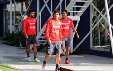 Osvaldo González, Jaime Valdés y Gonzalo Espinoza en la práctica de la Roja el miércoles.