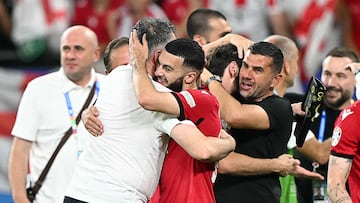 Mikautadze abraza a Sagnol tras ganar a portugal.