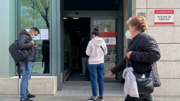 Archivo - Varias personas esperan en las inmediaciones de una oficina del SEPE