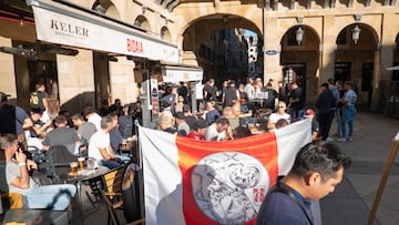 GRAFCAV1368. SAN SEBASTIÁN (ESPAÑA), 28/11/2024.- Aficionados del Ajax de Amsterdam este jueves en las calles de la Parte Vieja de San Sebastián, antes del partido contra la Real Sociedad de la primera fase de la Liga Europa que se celebrará esta tarde en el estadio Reale Arena de la capital gipuzcoana. EFE/Juan Herrero.