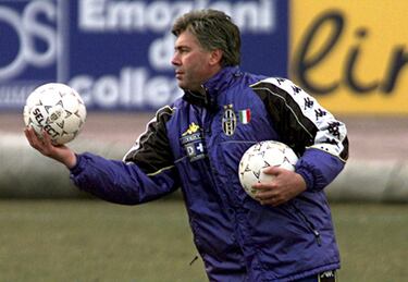 En febrero de 1999, Ancelotti reemplaz a Marcello Lippi al frente de la Juventus. All estara hasta 2001, pero su mala relacin con la aficin juventina debido a que haba sido jugador de dos de los mayores rivales de los juventinos (Roma y Milan), hizo que en noviembre de 2001 fuese cesado de sus funciones.