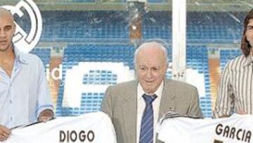 <b>ESCOLTA DE LUJO. </b>José E. Santamaría, Alfredo Di Stéfano y Florentino Pérez arroparon a Pablo García y a Carlos Diogo en su estreno como nuevos jugadores del Real Madrid.