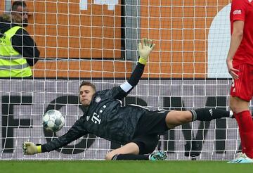 El carism¨¢tico portero alem¨¢n ha jugado los mismos encuentros que Oblak en la campa?a 2019-20: 37. Pero el arquero del Bayern de M¨²nich ha encajado ocho tantos m¨¢s que Oblak (38 por 30: lo que da una media de 1,72 goles por partido). Ahora est¨¢ negociando su renovaci¨®n, pero el cuadro b¨¢varo ya ha fichado a N¨¹bel (Schalke 04) como futuro relevo.