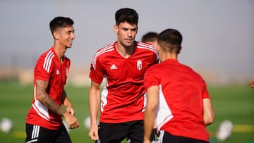 Adrián Butzke, en un entrenamiento con el Granada.