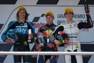 Podio de Moto3, el sudafricano Brad Binder, ganador del GP de España, entre los italianos de Nicolò Bulega y Francesco Bagnaia.