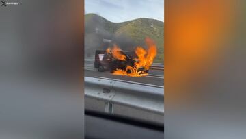 Son solo cinco segundos, pero impresiona: una furgoneta en llamas en plena autovía A-23