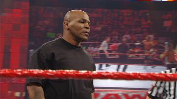 Por muchos considerado como el más grande boxeador de peso pesado de la historia. Su capítulo más recordado fue cuando le mordió la oreja a Evander Holyfield en 1997. Sin embargo, Tyson también fue parte del show de la WWE en numerosas ocasiones. En un evento de RAW, Mike hizo equipo con Chris Jericho, a quien sorpresivamente terminó noqueando con un derechazo, para después celebrar con sus rivales. Polémico, muy al estilo del nacido en Brooklyn.