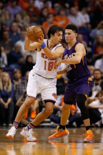 Sasha Vujacic ante Devin Booker.