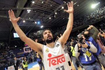 El escolta del Real Madrid Sergio Llull celebra la victoria de su equipo frente al Laboral Kutxa por 86-89 tras el partido de la segunda semifinal de la Copa del Rey