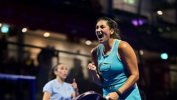 Marina Guinart, con Vero Vírseda al fondo, celebra su pase a semifinales en el primer torneo.