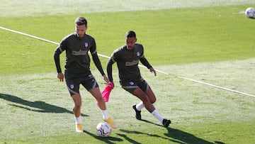 Saúl conduce el balón ante la atenta mirada de Lodi, en un entrenamiento.