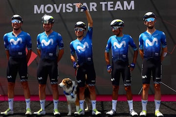 El equipo Movistar, con el perro de Einer Rubio, en una salida del Giro.
