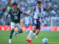 Nicolas Fonseca (L) of Leon fights for the ball with Oussama Idrissi (R) of Pachuca during the 6th round match between Leon and Pachuca as part of the Liga BBVA MX, Torneo Apertura 2025 at Nou Camp Stadium, on August 23, 2025 in Leon, Guanajuato, Mexico.