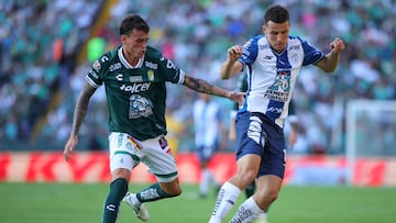 Nicolas Fonseca (L) of Leon fights for the ball with Oussama Idrissi (R) of Pachuca during the 6th round match between Leon and Pachuca as part of the Liga BBVA MX, Torneo Apertura 2025 at Nou Camp Stadium, on August 23, 2025 in Leon, Guanajuato, Mexico.