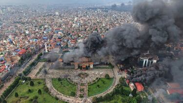 Manifestantes celebran en el Singha Durbar, sede de los ministerios y oficinas del gobierno de Nepal, tras ser incendiado durante una protesta contra la prohibición de las redes sociales y la corrupción en Katmandú, Nepal.