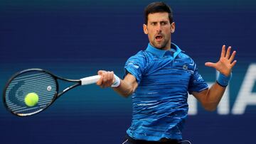 Novak Djokovic devuelve una bola ante Roberto Carballés durante el US Open en el USTA Billie Jean King National Tennis Center de New York City.
