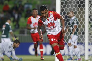 El jugador de Independiente de Santa Fe Wilson Morelo celebra su gol contra Santiago Wanderers durante el partido de ida de la tercera fase de la Copa Libertadores disputado en el estadio Elias Figueroa de Valparaiso, Chile.