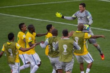 Julio César es felicitado por sus compañeros tras la tanda de penales.