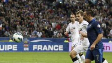 <b>CLASE. </b>Ribéry marcó picando de forma sutil ante Veremko el tercer gol de Francia en la victoria sobre Bielorrusia en París.