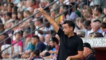 OLOT (GIRONA), 13/07/2022.- El entrenador del FC Barcelona, Xavi Hernández, durante el encuentro amistoso ante la UE Olot celebrado este miércoles en el Nou Estadi Municipal de Girona. EFE/ David Borrat
