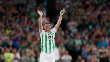 SEVILLA, 06/06/2023.- El centrocampista Joaquín Sánchez saluda a la afición durante su partido de homenaje entre una selección de futbolistas y exfutbolistas del Real Betis y una Selección de Leyendas del fútbol, este martes en el estadio Benito Villamarín, en Sevilla. EFE/Jose Manuel Vidal
