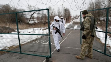 Members of the Ukrainian State Border Guard Service keep watch at the Kliusy checkpoint near the frontier with Russia in the Chernihiv region, Ukraine February 16, 2022. REUTERS/Valentyn Ogirenko