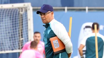 Sergio Pellicer, con la carpeta debajo del brazo.