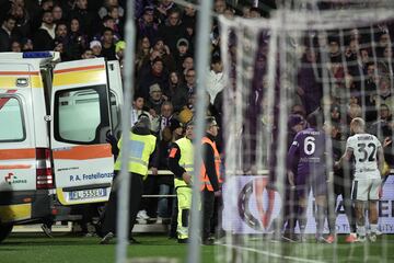 Edoardo Bove, de la Fiorentina, se desplomó al suelo durante el partido entre Fiorentina e Inter