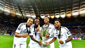 Mbappé, Vinicius, Bellingham y Rodrygo, con la Supercopa de Europa ganada en Varsovia.