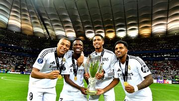 Mbappé, Vinicius, Bellingham y Rodrygo, con la Supercopa de Europa en Varsovia.