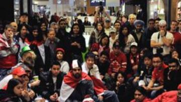 <b>MÁXIMA EXPECTACIÓN ANTE LA FINAL DEL HOCKEY. </b>Los canadienses se arremolinaron ante el televisor para ver la victoria, después se echaron a la calle para celebrarlo.