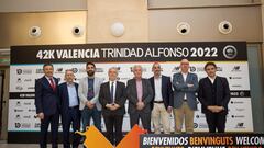 José Pablo Vázquez, director de Transvia Sport; Antonio Torres, director de la Ciudad de las Artes y las Ciencias; Javier Mateo, concejal de Deportes del Ajuntament de València; Emiliano García, concejal de Turismo del Ajuntament de València; Paco Borao, presidente de la SD Correcaminos; Juan Botella, director general de la SD Correcaminos; Juan Miguel Gómez, director de la Fundación Trinidad Alfonso; Francesc Colomer, secretario autonómico de Turismo de la GVA.