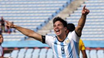 Gio Simeone celebra un gol ante Per&uacute; con su selecci&oacute;n, Argentina Sub-20.