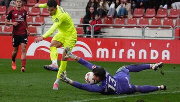 Raúl Fernández despejó con el rostro el segundo intento consecutivo de Gastón.