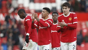 Soccer Football - Premier League - Manchester United v Watford - Old Trafford, Manchester, Britain - February 26, 2022 Manchester United's Jadon Sancho and Victor Lindelof applaud fans after the match REUTERS/Craig Brough EDITORIAL USE ONLY. No use w
