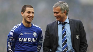 Mourinho sonríe con Hazard tras la final de la Copa de la Liga que ganaron 